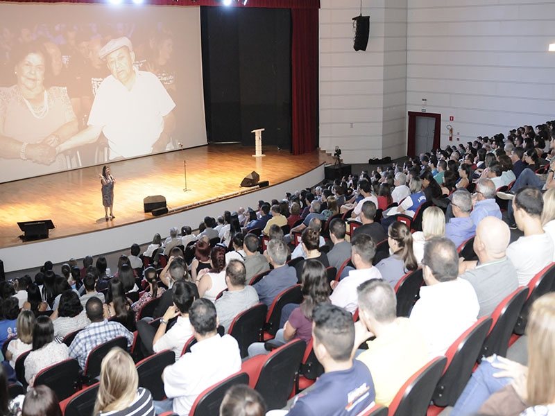 Notícia: LUIZA HELENA TRAJANO ESBANJA SIMPATIA E LOTA TEATRO EM ITAJUBÁ