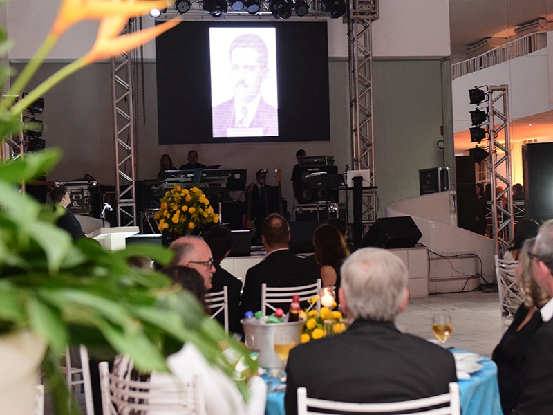 Notícia: NOITE DE FESTA PARA ASSOCIADOS E CONVIDADOS
