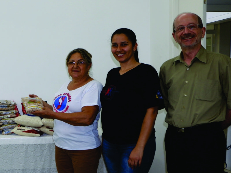 Notícia: A ACIEI ENTREGA DE ALIMENTOS ARRECADADOS DURANTE O 11° RECITAL POÉTICO DE ITAJUBÁ