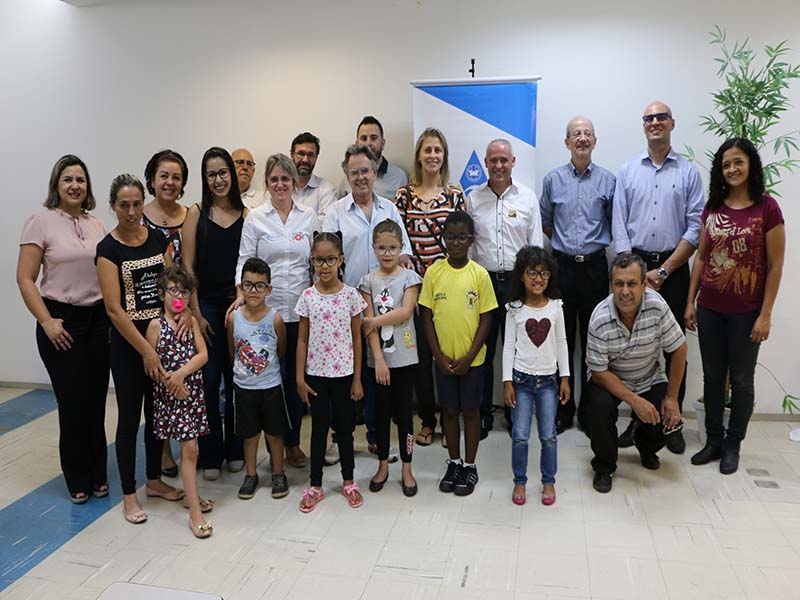 Notícia: CRIANÇAS BENEFICIADAS PELO PROJETO PEQUENAS LENTES, GRANDES FUTUROS COMEÇAM A RECEBER OS ÓCULOS