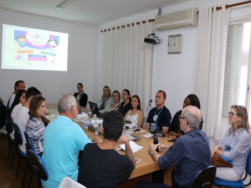 Notícia: ORGANIZAÇÃO DA CAMPANHA 'OUTUBRO ROSA  / NOVEMBRO AZUL' FAZ ÚLTIMA REUNIÃO ANTES DO EVENTO