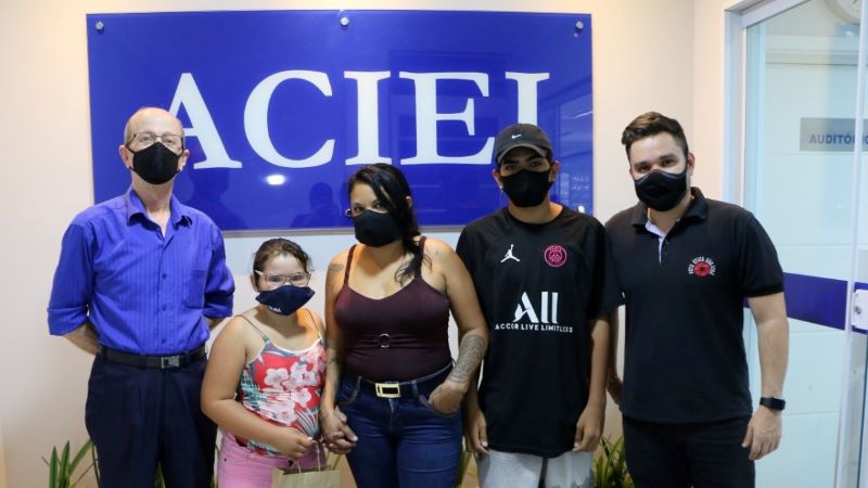 Notícia: MAIS UMA ENTREGA DO PROJETO PEQUENAS LENTES, GRANDES FUTUROS É REALIZADA