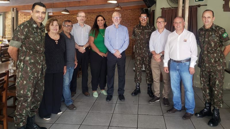 Notícia: COMANDANTE DO 4º BATALHÃO DO EXÉRCITO PARTICIPA DE ALMOÇO COM DIRETORES DA ACIEI