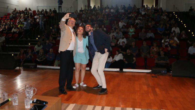 Notícia: TEATRO LOTADO NO PRIMEIRO FINFESTIVAL DE ITAJUBÁ