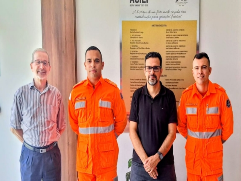 Notícia: ACIEI: VISITA DO CORPO DE BOMBEIROS DURANTE TRANSIÇÃO DE COMANDO